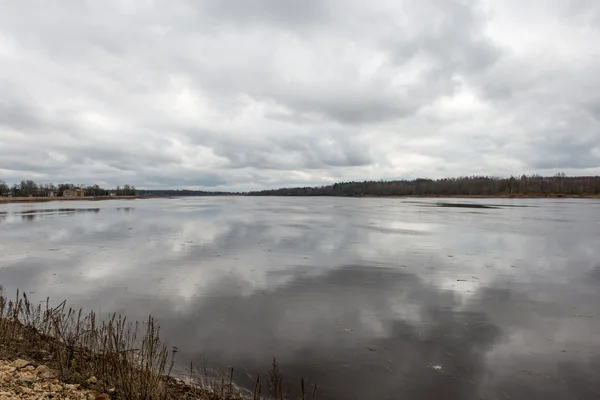 Nuages spectaculaires sur la rivière — Photo