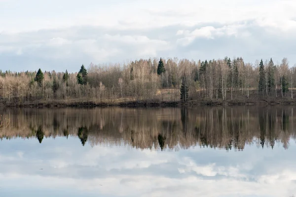 Nuages spectaculaires sur la rivière — Photo