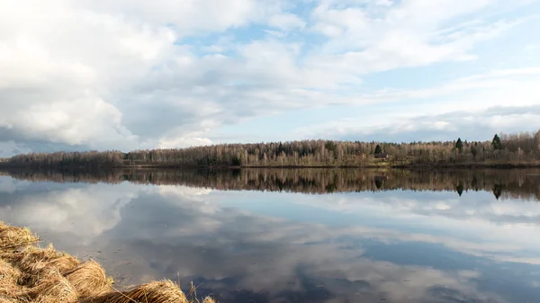 Nuvole drammatiche sul fiume — Foto Stock