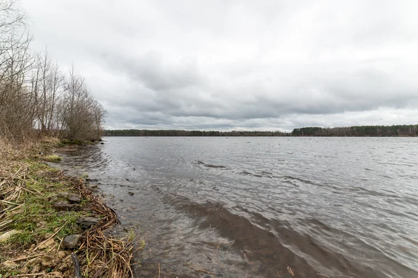 Dramatyczne chmury nad rzeką — Zdjęcie stockowe