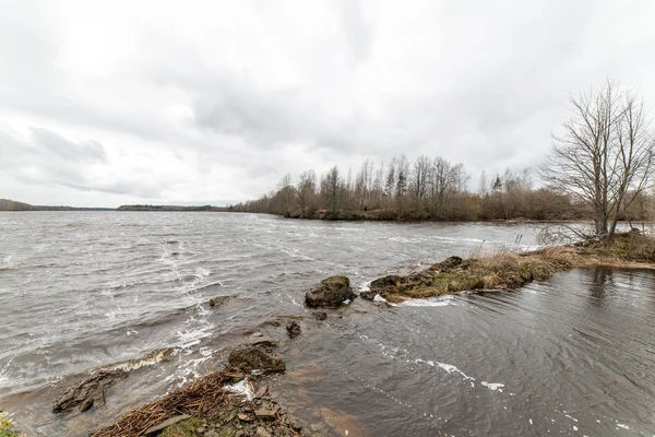 Nubes dramáticas sobre el río —  Fotos de Stock