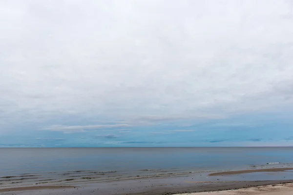 Белые облака над пляжем — стоковое фото