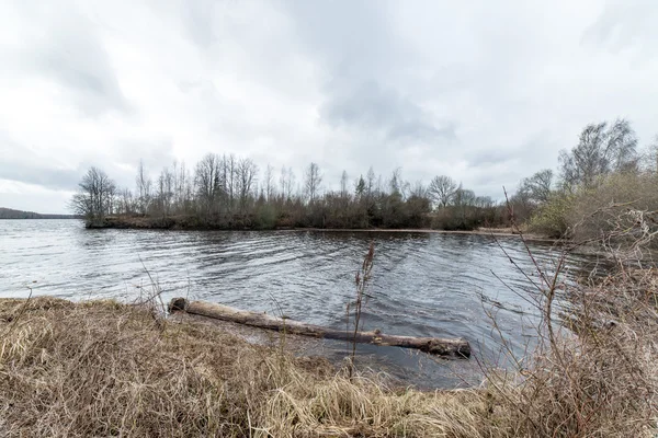 Nubes dramáticas sobre el río —  Fotos de Stock