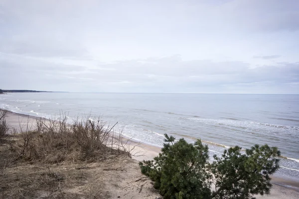 Nubes blancas sobre la playa —  Fotos de Stock