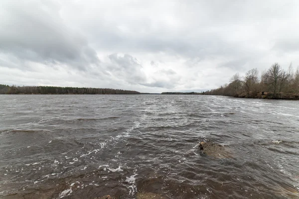 Nubes dramáticas sobre el río — Foto de Stock