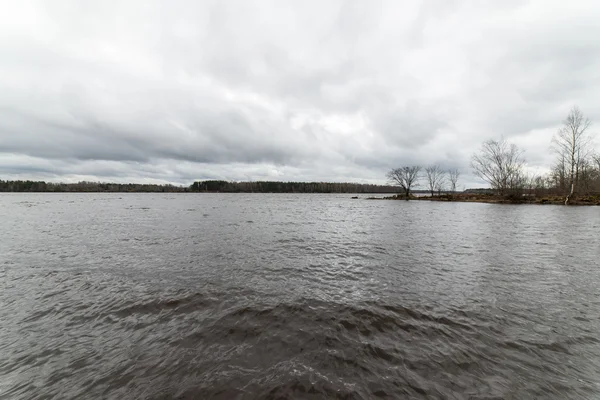 Dramatische Wolken über dem Fluss — Stockfoto