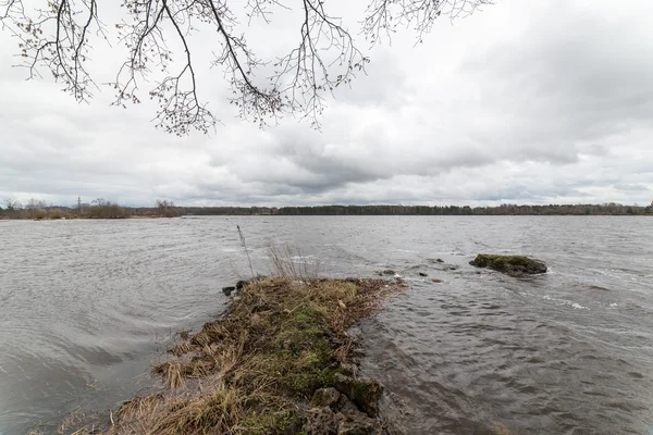 Nubes dramáticas sobre el río —  Fotos de Stock