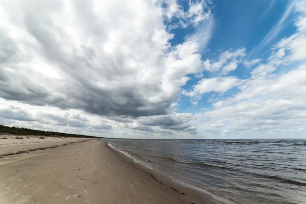 Nubes blancas sobre la playa — Foto de Stock