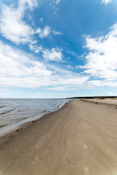 Nubes blancas sobre la playa — Foto de Stock