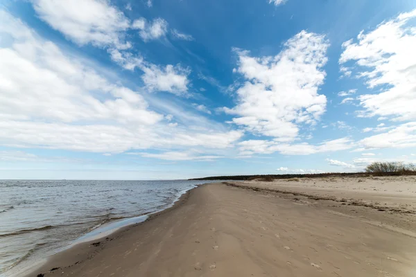 Białe chmury nad plażą — Zdjęcie stockowe