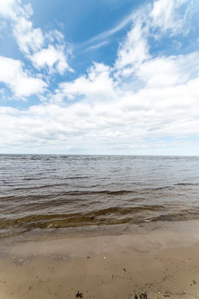 Vita moln över stranden — Stockfoto