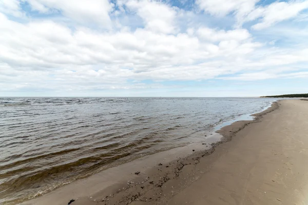 Witte wolken over strand — Stockfoto