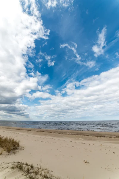 Białe chmury nad plażą — Zdjęcie stockowe