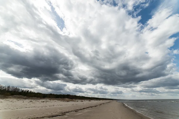 Nuvole bianche sulla spiaggia — Foto Stock