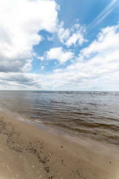 Białe chmury nad plażą — Zdjęcie stockowe