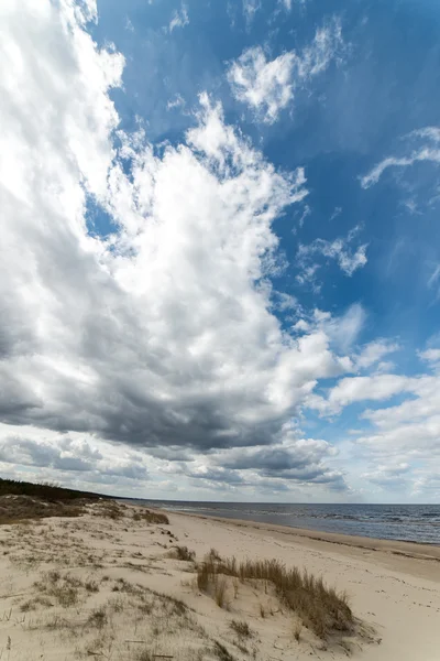 White clouds over beach — Stock Photo, Image