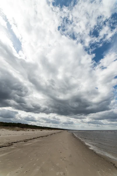 Witte wolken over strand — Stockfoto