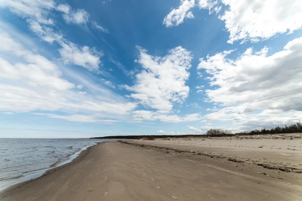 Nubes blancas sobre la playa — Foto de Stock