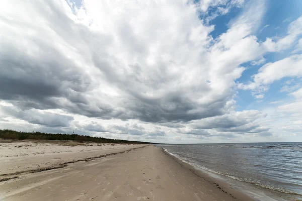Білі хмари над пляжем — стокове фото