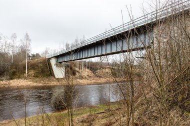 paslı metal raylar ile eski köprü