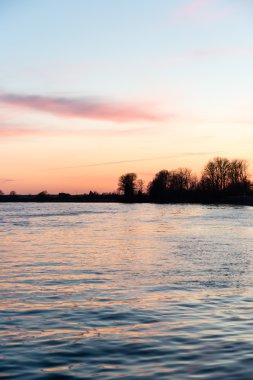 ülke göl üzerinde güzel gündoğumu
