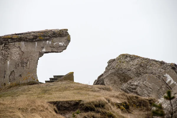 Rovine di vecchi fortini di guerra sulla spiaggia — Foto Stock