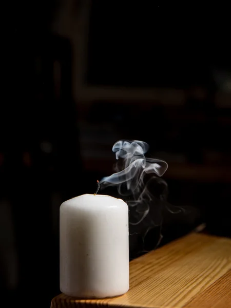 Дым исходит от задутой свечи — стоковое фото