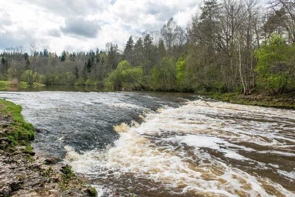 Vattenfall vid floden — Stockfoto