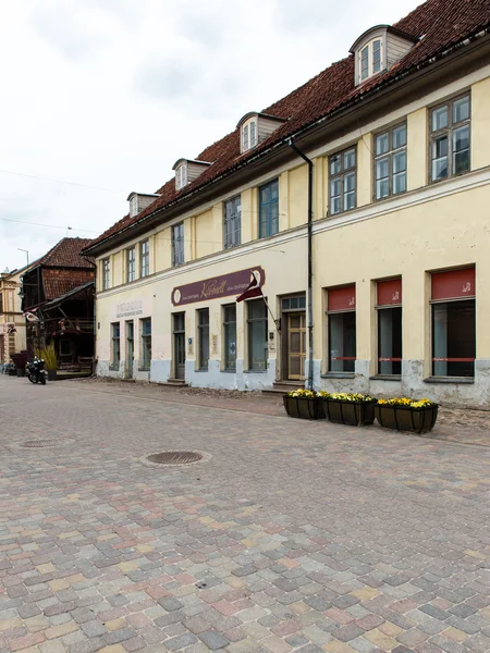 Historické budovy ve starém městě Kuldiga, Lotyšsko — Stock fotografie