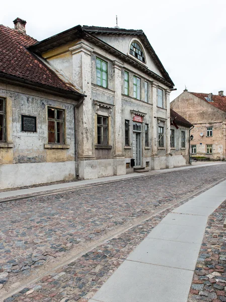 Historiska byggnader i gamla stan i Kuldīga, Latvia — Stockfoto