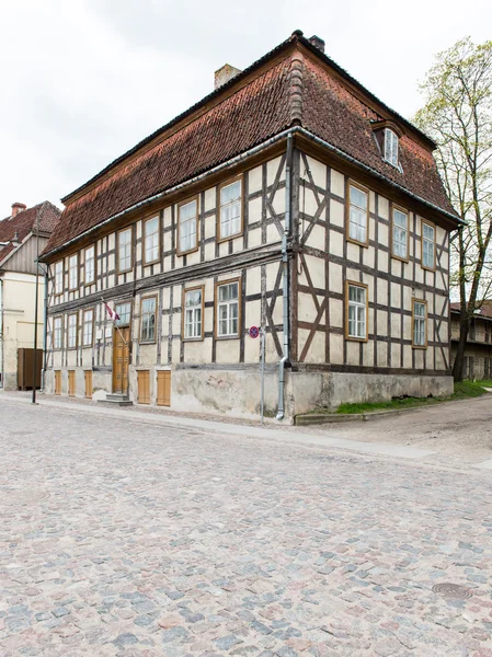 Edificios históricos en el casco antiguo de Kuldiga, Letonia — Foto de Stock