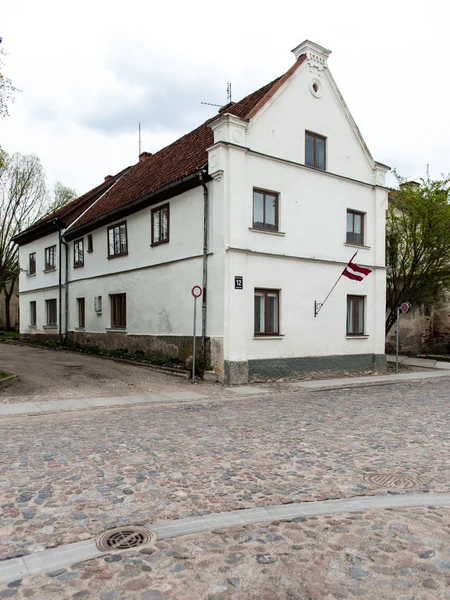 Edificios históricos en el casco antiguo de Kuldiga, Letonia — Foto de Stock