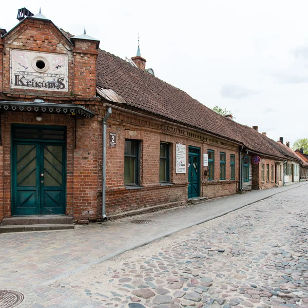 Historiska byggnader i gamla stan i Kuldīga, Latvia — Stockfoto