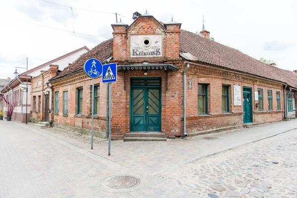 Kuldiga, Letonya eski şehrin tarihi binalar — Stok fotoğraf