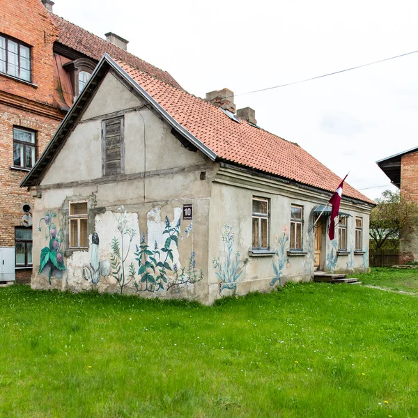 Historische gebouwen in de oude stad van Kuldiga, Letland — Stockfoto