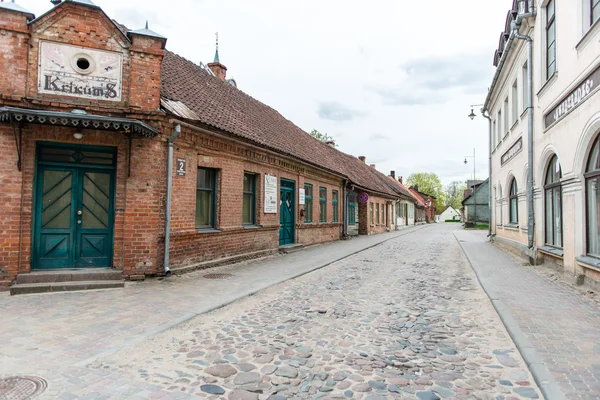 Történelmi épületek óvárosában Kuldiga, Lettország — Stock Fotó