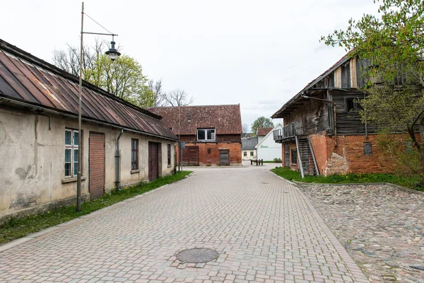 Historické budovy ve starém městě Kuldiga, Lotyšsko — Stock fotografie