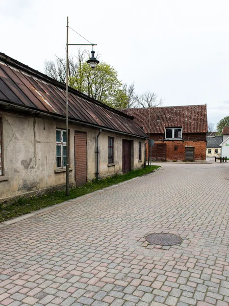 Edifícios históricos na cidade velha de Kuldiga, Letónia — Fotografia de Stock