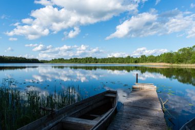 Beyaz bulutlar deniz araçları ve Yönetim Kurulu ile mavi göl üzerinde mavi gökyüzü üzerinde
