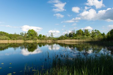 Beyaz bulutların üstünde mavi göl üzerinde mavi gökyüzü