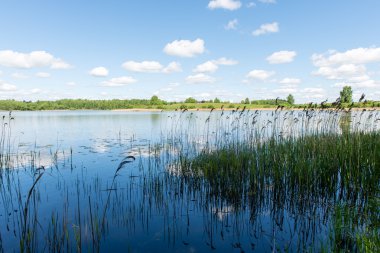 Beyaz bulutların üstünde mavi göl üzerinde mavi gökyüzü