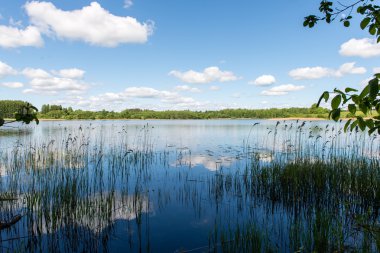 Beyaz bulutların üstünde mavi göl üzerinde mavi gökyüzü