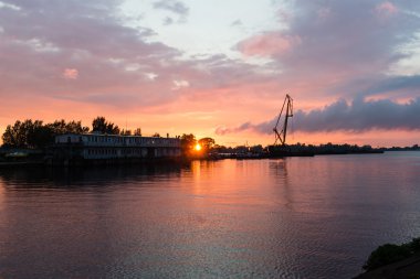 bağlantı noktası üzerinden kırmızımsı günbatımı