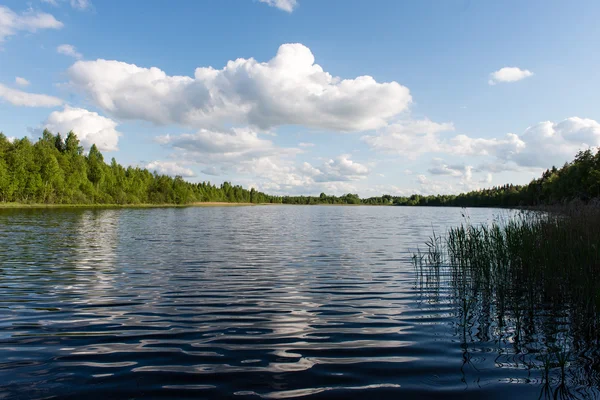 Nuages blancs sur le ciel bleu sur le lac bleu — Photo