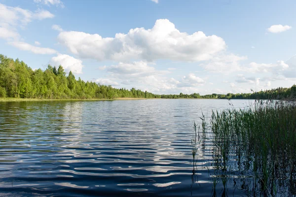 Nuages blancs sur le ciel bleu sur le lac bleu — Photo