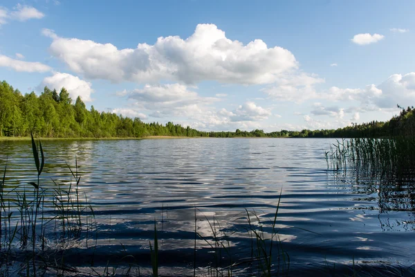 Nuages blancs sur le ciel bleu sur le lac bleu — Photo