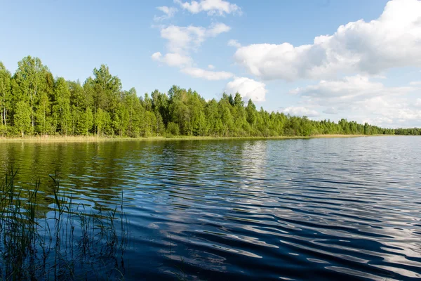 Nuages blancs sur le ciel bleu sur le lac bleu — Photo