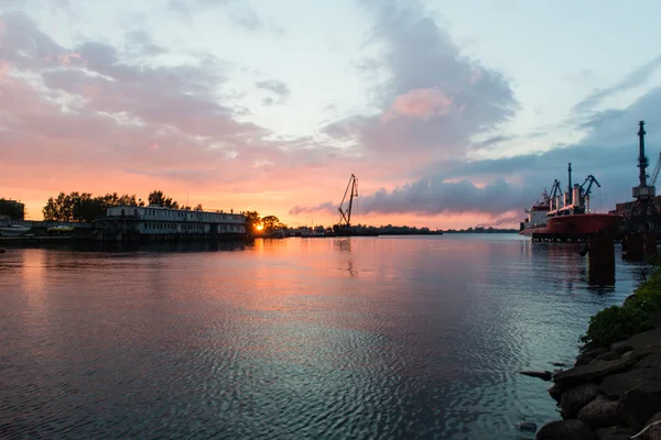 Coucher de soleil rougeâtre sur le port — Photo