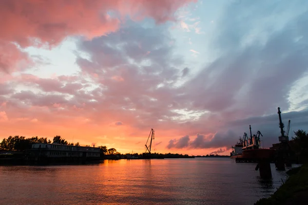 Czerwono-zachód słońca nad port — Zdjęcie stockowe
