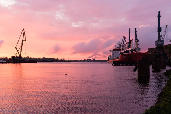 Κοκκινωπό ηλιοβασίλεμα πάνω από το λιμάνι — Φωτογραφία Αρχείου